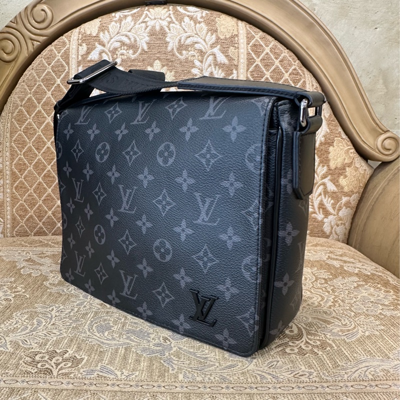 LV 黑灰原花銀釦DistrictPM下蓋磁吸斜背包 M46255-3