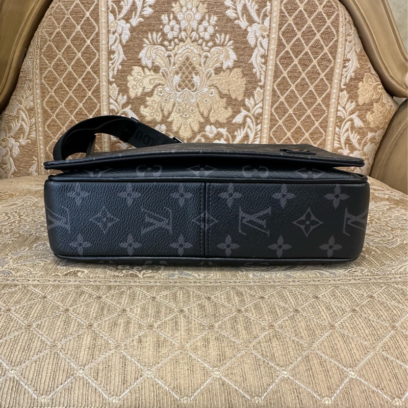 LV 黑灰原花銀釦DistrictPM下蓋磁吸斜背包 M46255-4