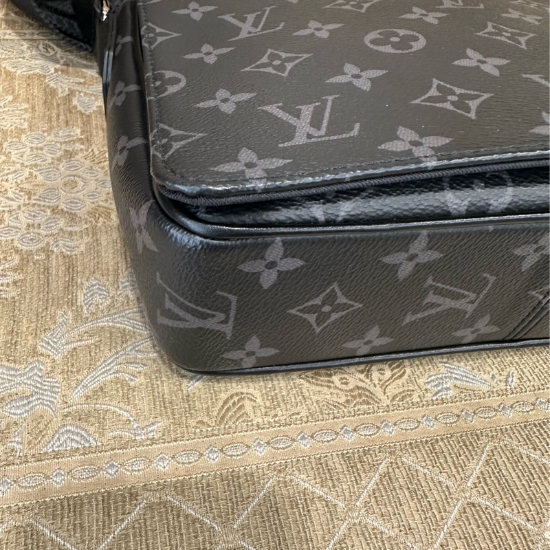 LV 黑灰原花銀釦DistrictPM下蓋磁吸斜背包 M46255-5