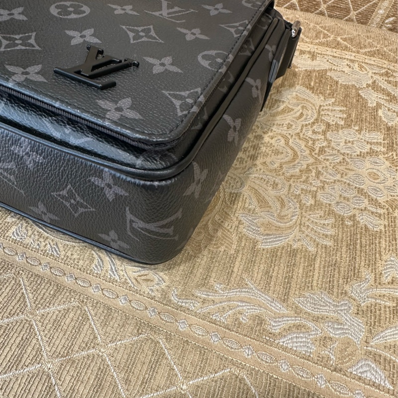 LV 黑灰原花銀釦DistrictPM下蓋磁吸斜背包 M46255-6