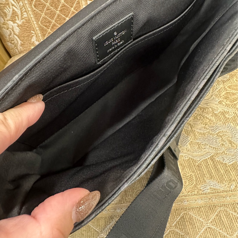 LV 黑灰原花銀釦DistrictPM下蓋磁吸斜背包 M46255-7