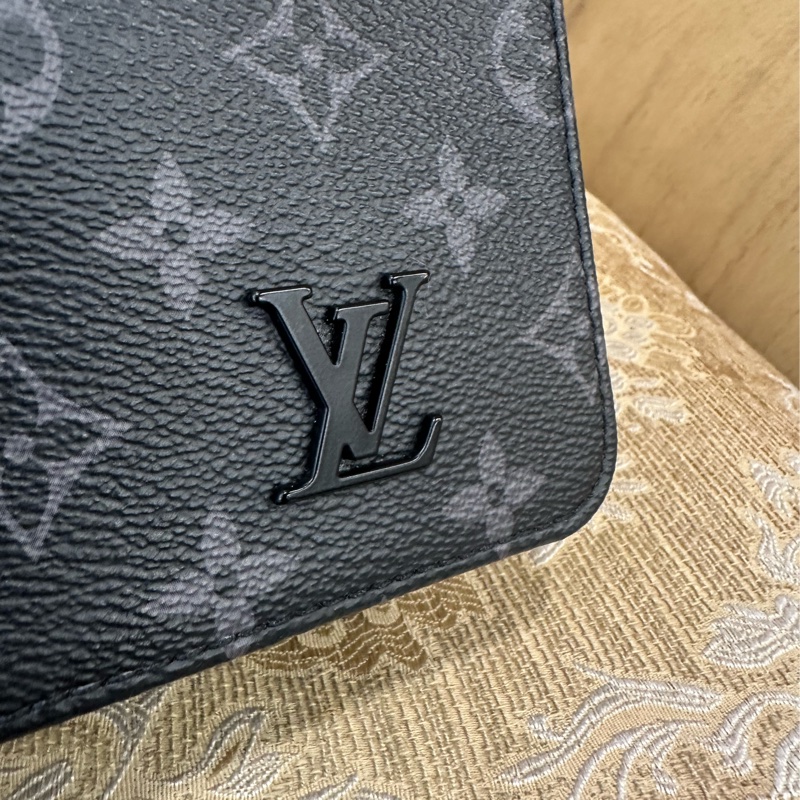 LV 黑灰原花銀釦DistrictPM下蓋磁吸斜背包 M46255-8