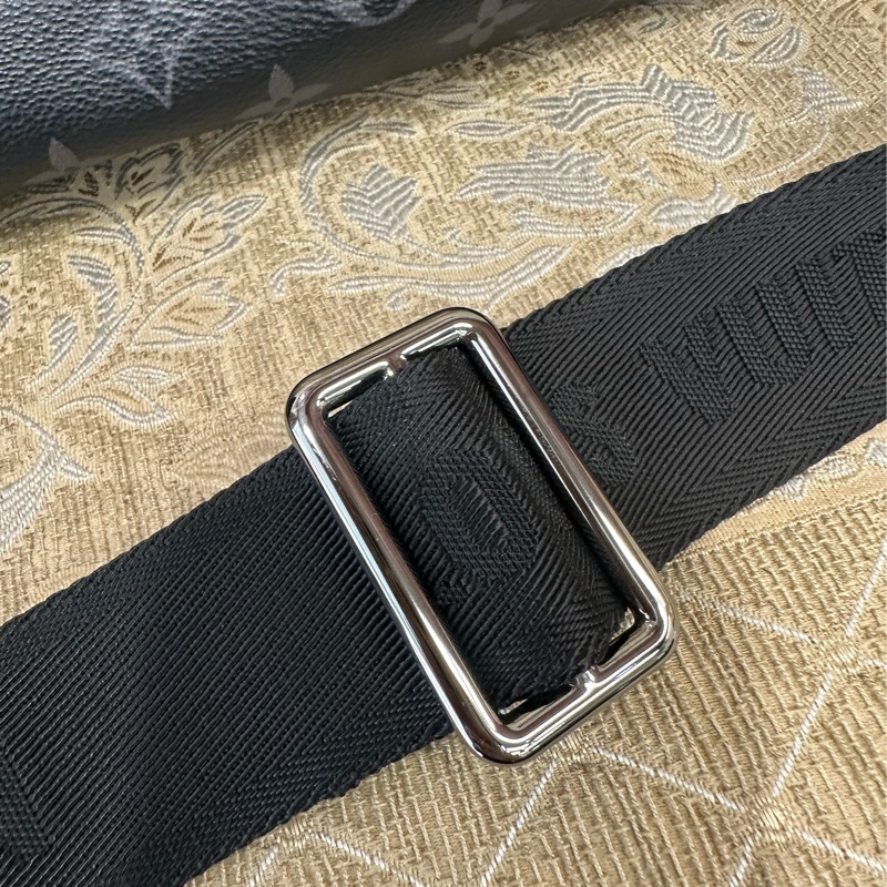 LV 黑灰原花銀釦DistrictPM下蓋磁吸斜背包 M46255-10