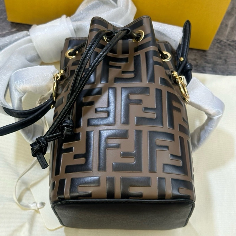 Fendi 老花滿logo FF標誌性印花圖案水桶包 經典百搭 超級可愛 迷你 手提單肩斜挎包 女款 棕色 尺寸約18*12*10cm 附件：塵袋。-0