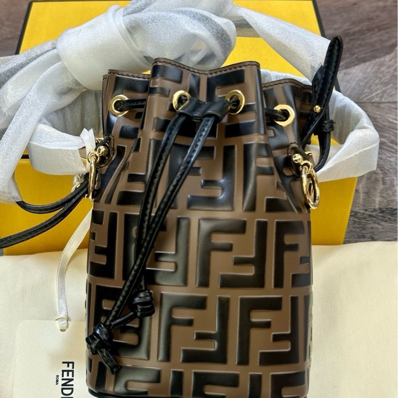 Fendi 老花滿logo FF標誌性印花圖案水桶包 經典百搭 超級可愛 迷你 手提單肩斜挎包 女款 棕色 尺寸約18*12*10cm 附件：塵袋。-1