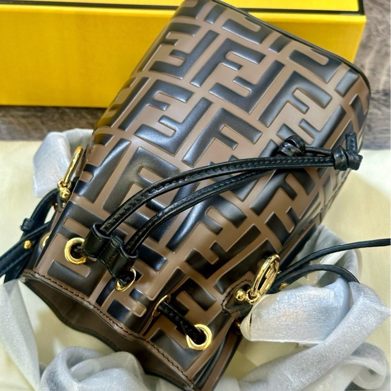 Fendi 老花滿logo FF標誌性印花圖案水桶包 經典百搭 超級可愛 迷你 手提單肩斜挎包 女款 棕色 尺寸約18*12*10cm 附件：塵袋。-4