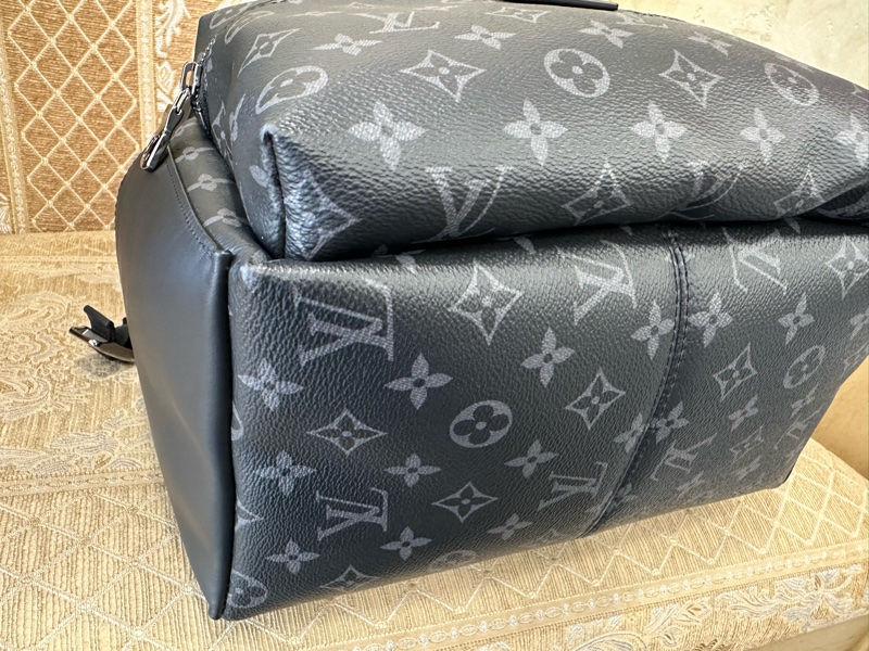 LV 黑灰原花銀釦DiscoveryPM後背包 M22558-5