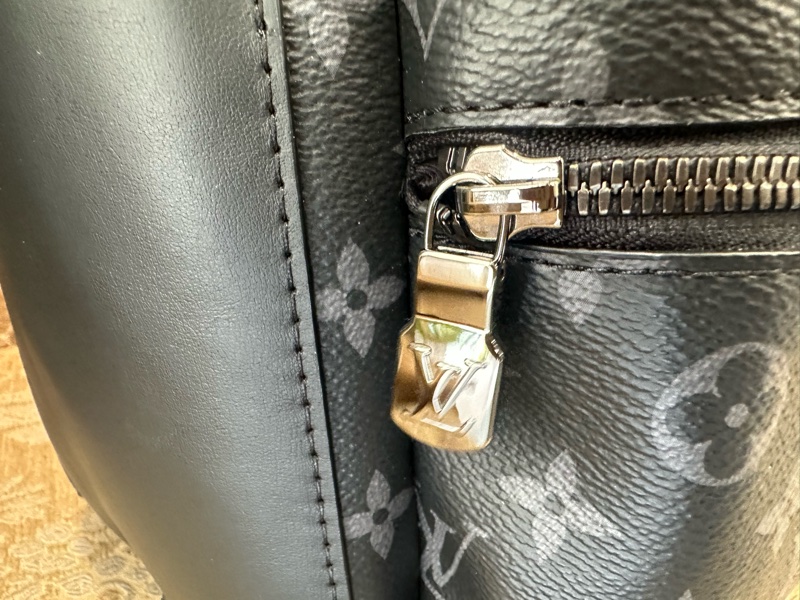 LV 黑灰原花銀釦DiscoveryPM後背包 M22558-9