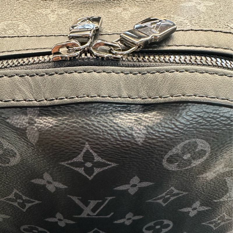 LV 黑灰原花銀釦DiscoveryPM後背包 M22558-11