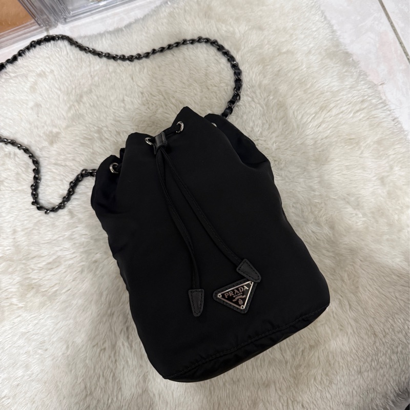 9新以上✨未使用品🖤黑色prada尼龍水桶包-0