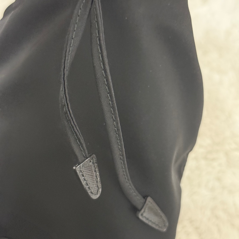 9新以上✨未使用品🖤黑色prada尼龍水桶包-2