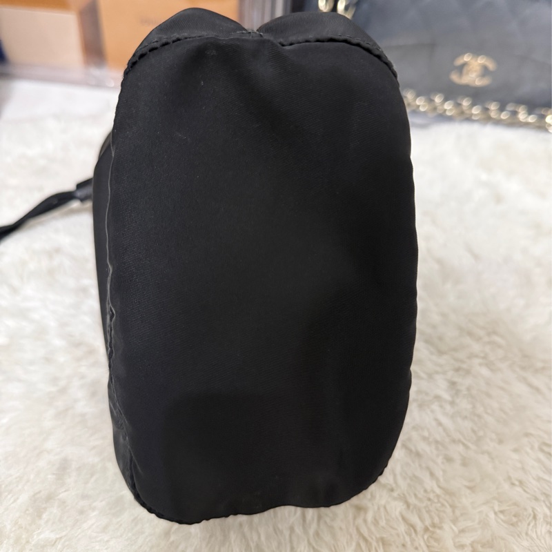 9新以上✨未使用品🖤黑色prada尼龍水桶包-7