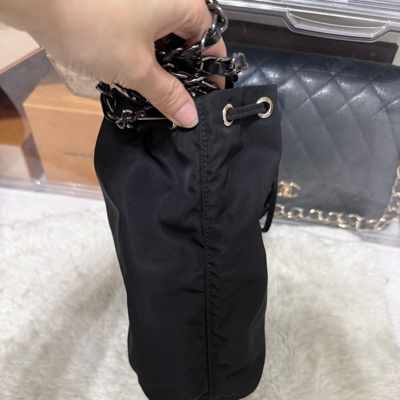 9新以上✨未使用品🖤黑色prada尼龍水桶包-9