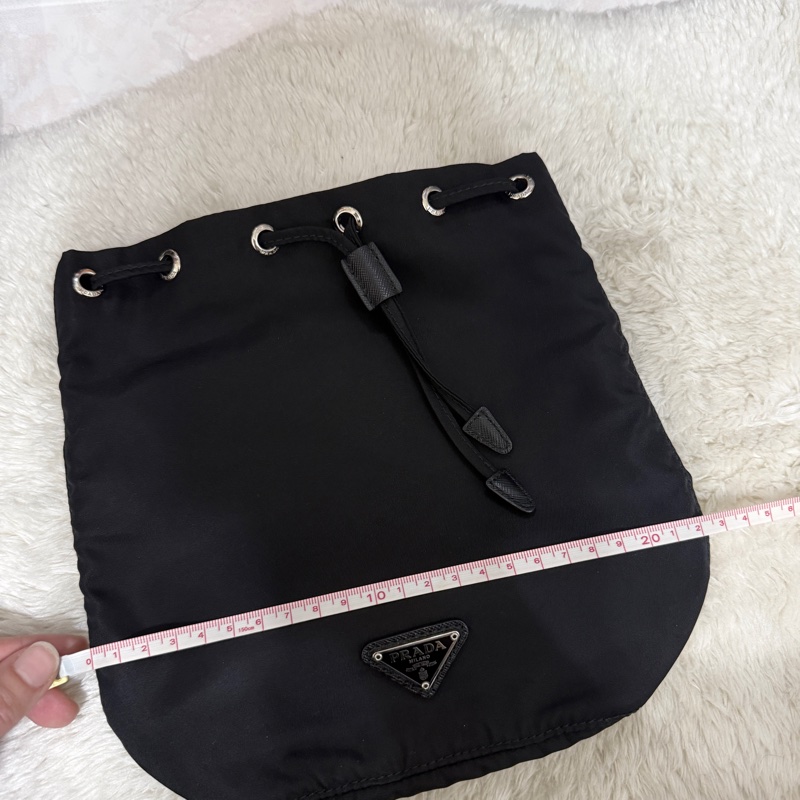 9新以上✨未使用品🖤黑色prada尼龍水桶包-10