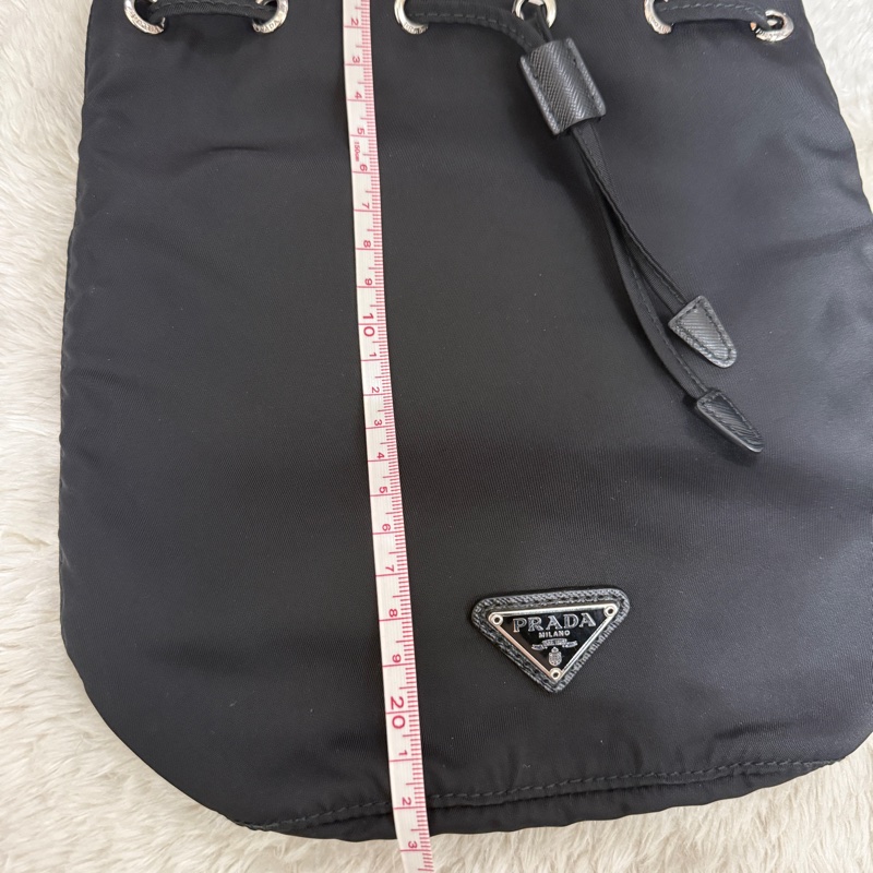 9新以上✨未使用品🖤黑色prada尼龍水桶包-12