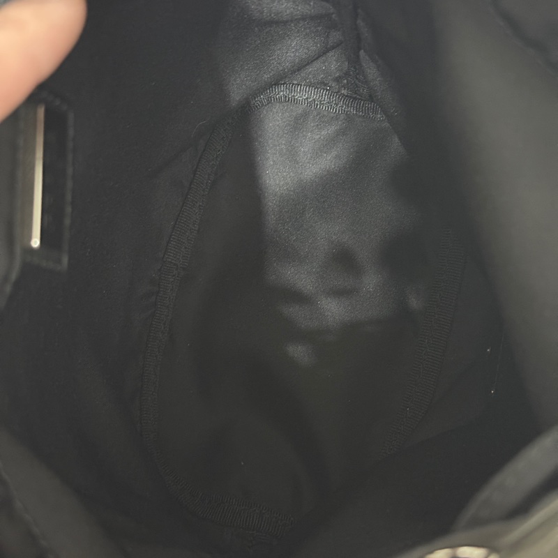 9新以上✨未使用品🖤黑色prada尼龍水桶包-13