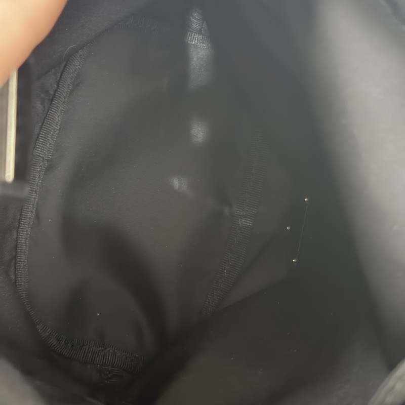 9新以上✨未使用品🖤黑色prada尼龍水桶包-14