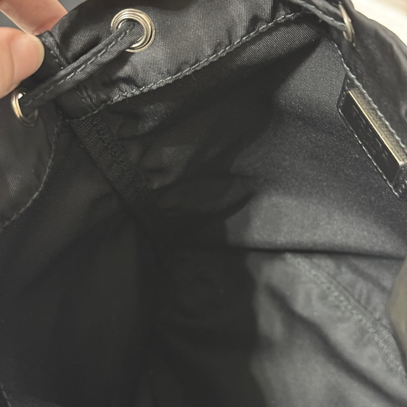 9新以上✨未使用品🖤黑色prada尼龍水桶包-16