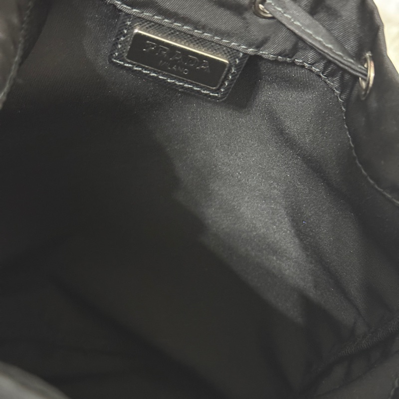 9新以上✨未使用品🖤黑色prada尼龍水桶包-17