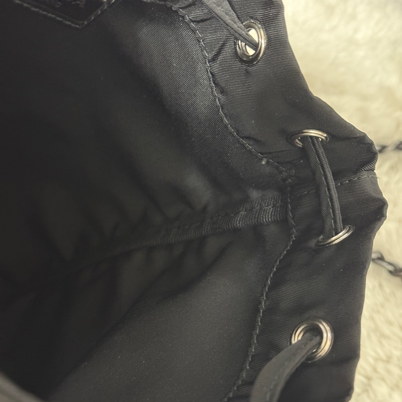 9新以上✨未使用品🖤黑色prada尼龍水桶包-18