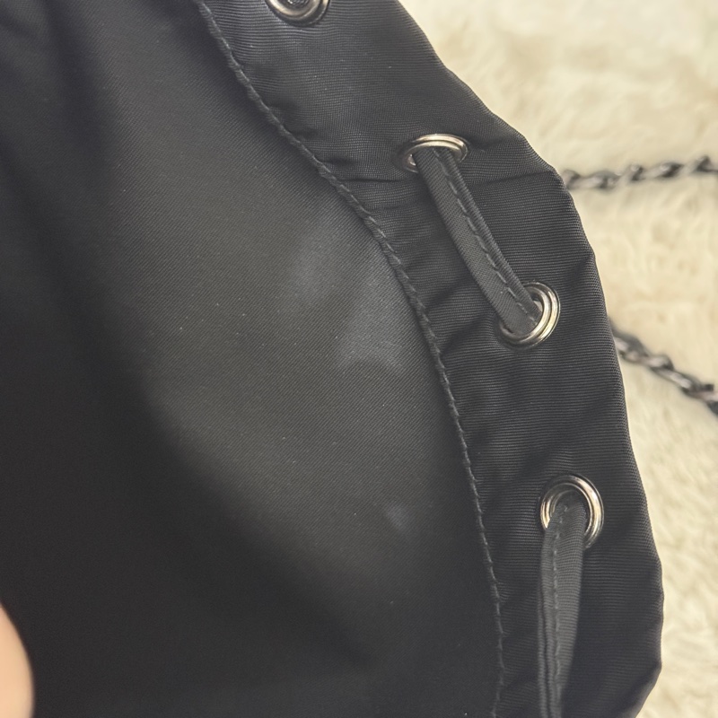 9新以上✨未使用品🖤黑色prada尼龍水桶包-19
