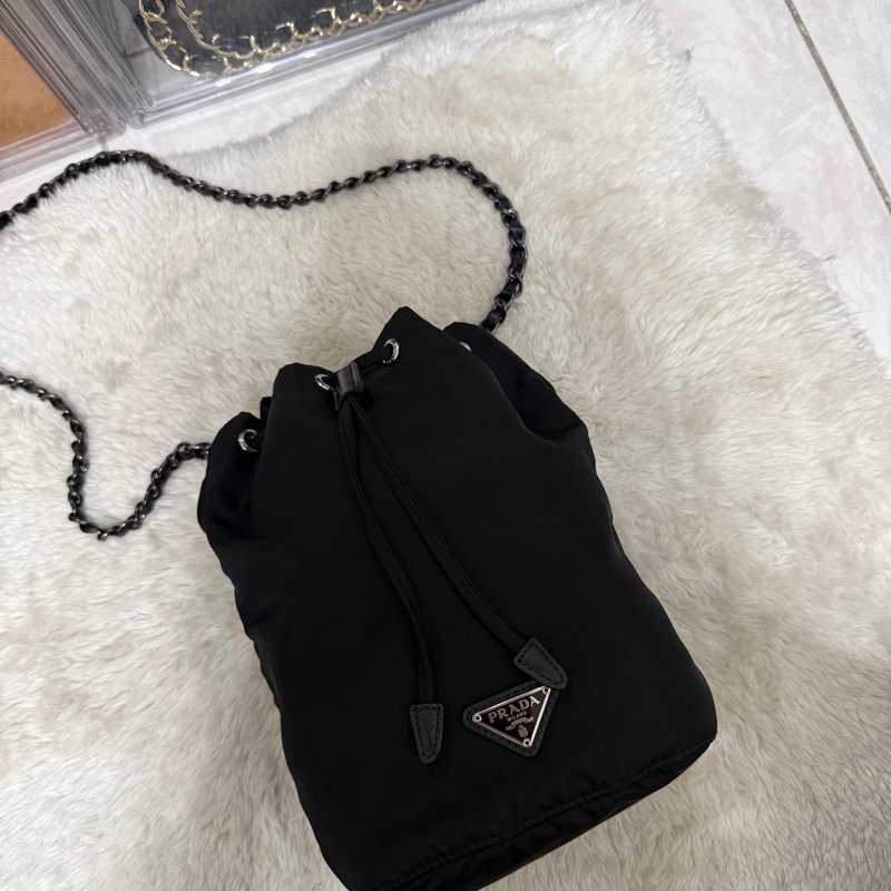 9新以上✨未使用品🖤黑色prada尼龍水桶包-20