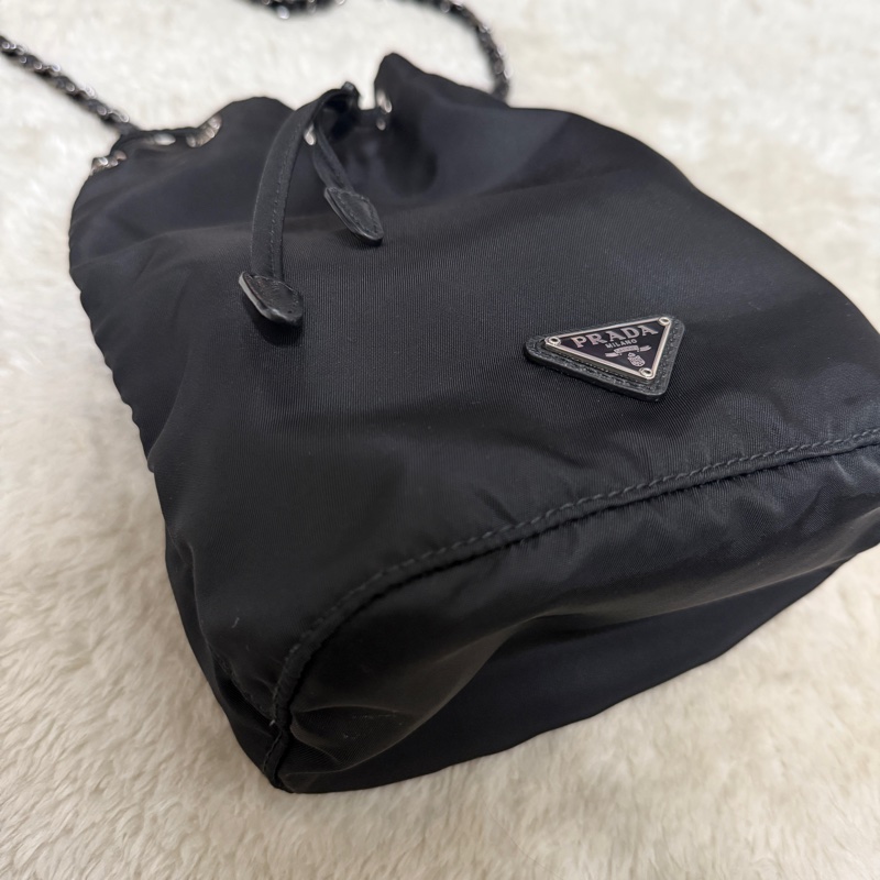 9新以上✨未使用品🖤黑色prada尼龍水桶包-22