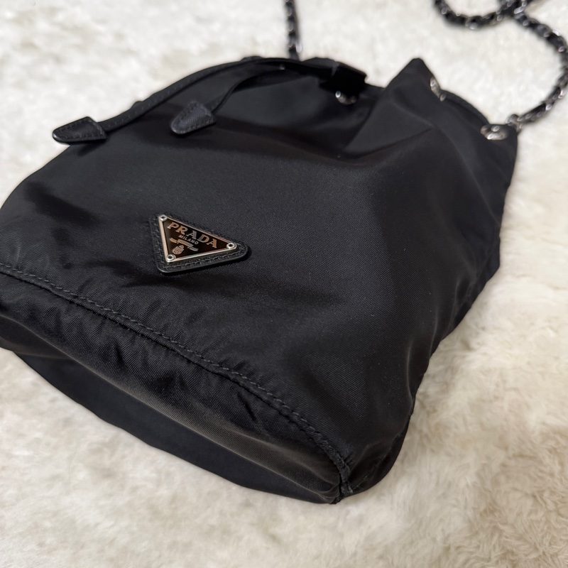 9新以上✨未使用品🖤黑色prada尼龍水桶包-23