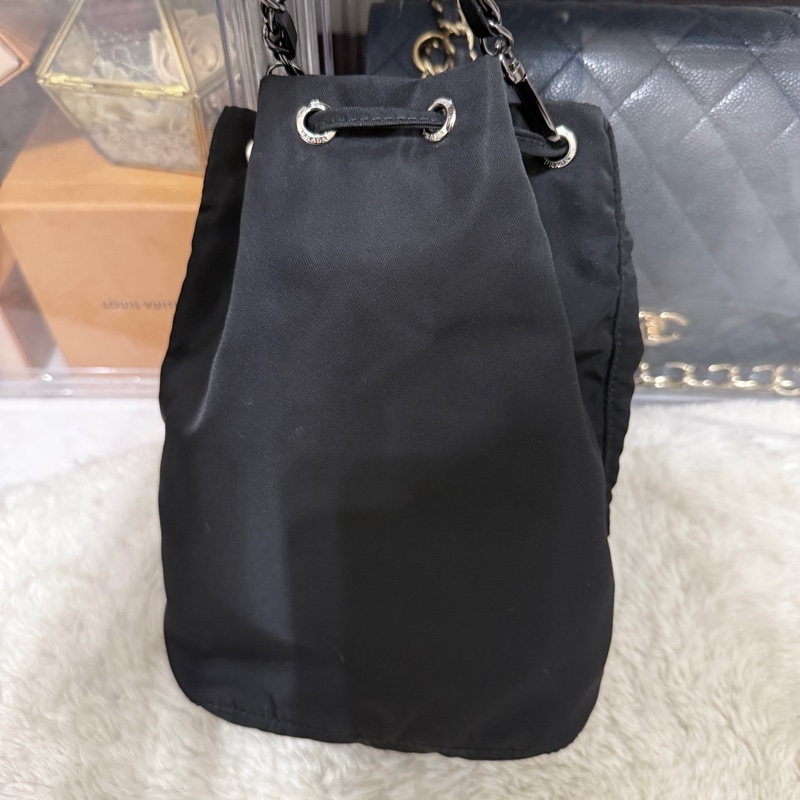 9新以上✨未使用品🖤黑色prada尼龍水桶包-25