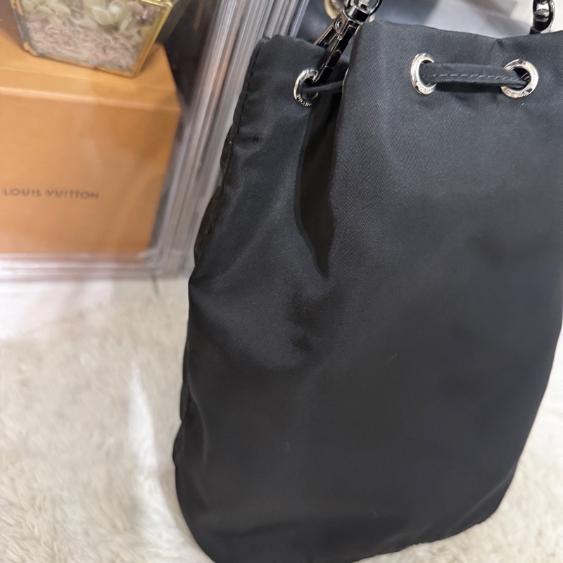 9新以上✨未使用品🖤黑色prada尼龍水桶包-27