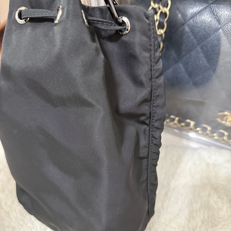 9新以上✨未使用品🖤黑色prada尼龍水桶包-28
