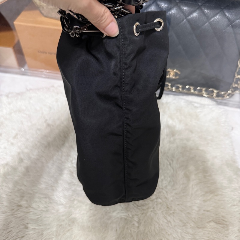 9新以上✨未使用品🖤黑色prada尼龍水桶包-29