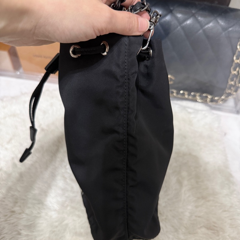 9新以上✨未使用品🖤黑色prada尼龍水桶包-30