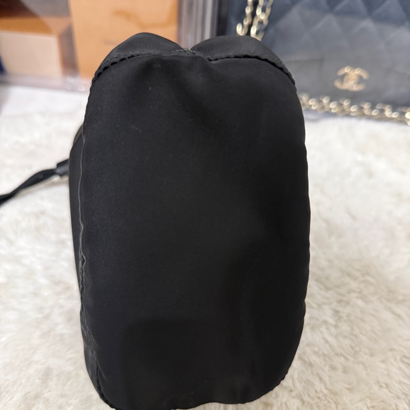 9新以上✨未使用品🖤黑色prada尼龍水桶包-31