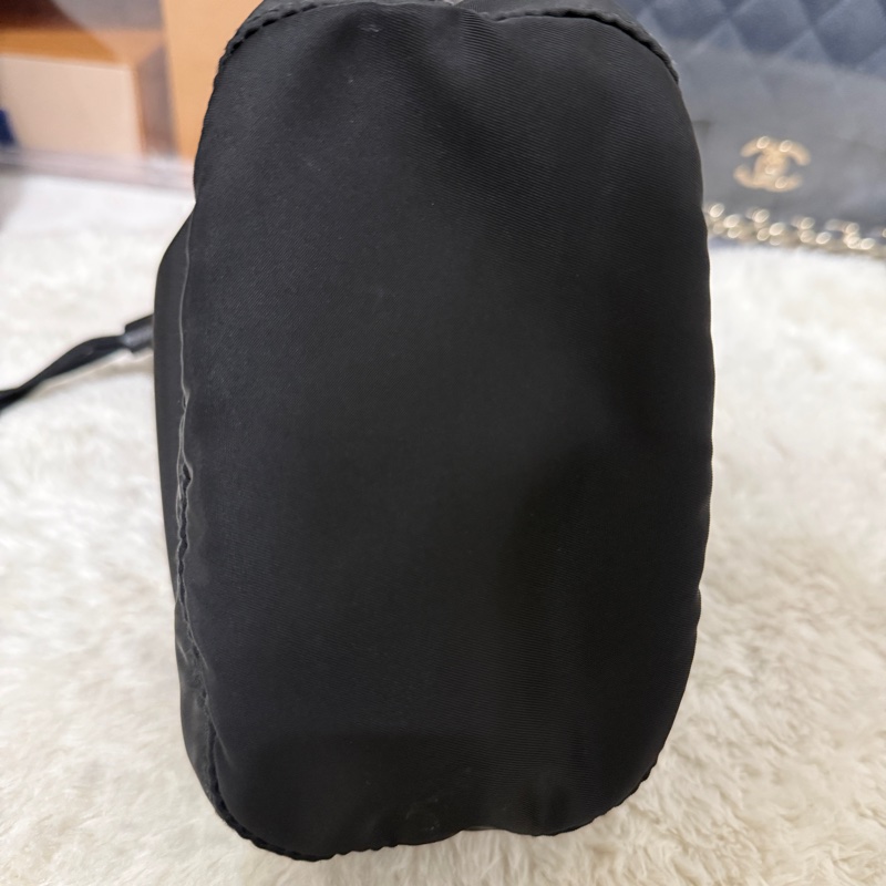 9新以上✨未使用品🖤黑色prada尼龍水桶包-32