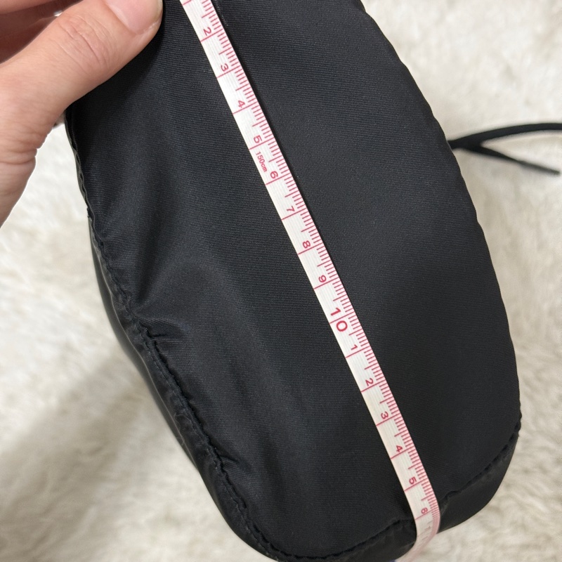 9新以上✨未使用品🖤黑色prada尼龍水桶包-34