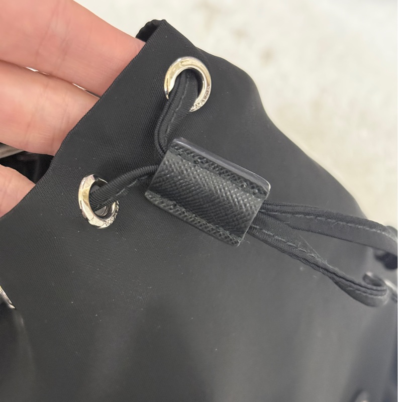 9新以上✨未使用品🖤黑色prada尼龍水桶包-35