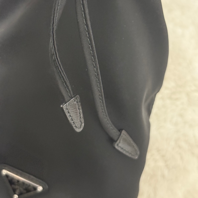 9新以上✨未使用品🖤黑色prada尼龍水桶包-36