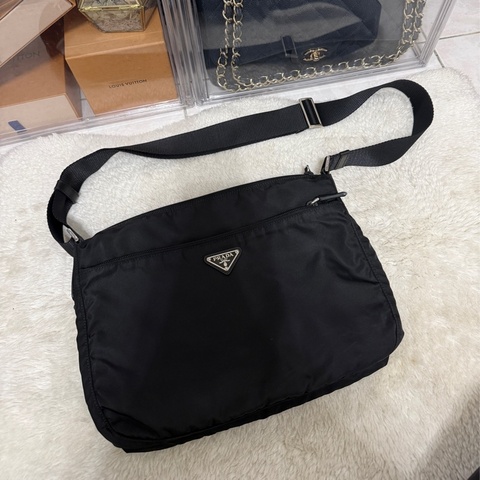 9新以上✨🖤黑色prada尼龍郵差包 斜背包