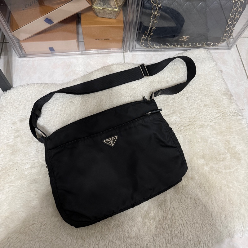 9新以上✨專櫃六萬🖤黑色prada尼龍郵差包 斜背包-1