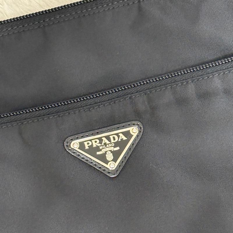 9新以上✨專櫃六萬🖤黑色prada尼龍郵差包 斜背包-2