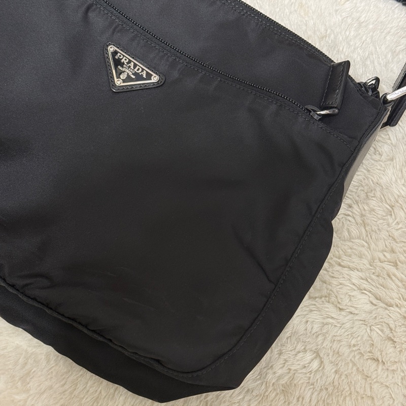 9新以上✨專櫃六萬🖤黑色prada尼龍郵差包 斜背包-3