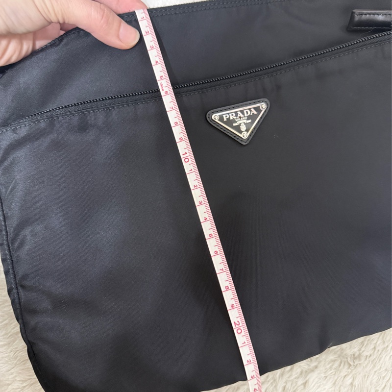 9新以上✨專櫃六萬🖤黑色prada尼龍郵差包 斜背包-12