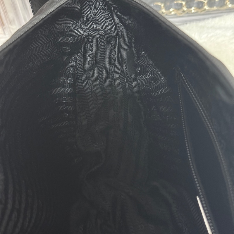 9新以上✨專櫃六萬🖤黑色prada尼龍郵差包 斜背包-16