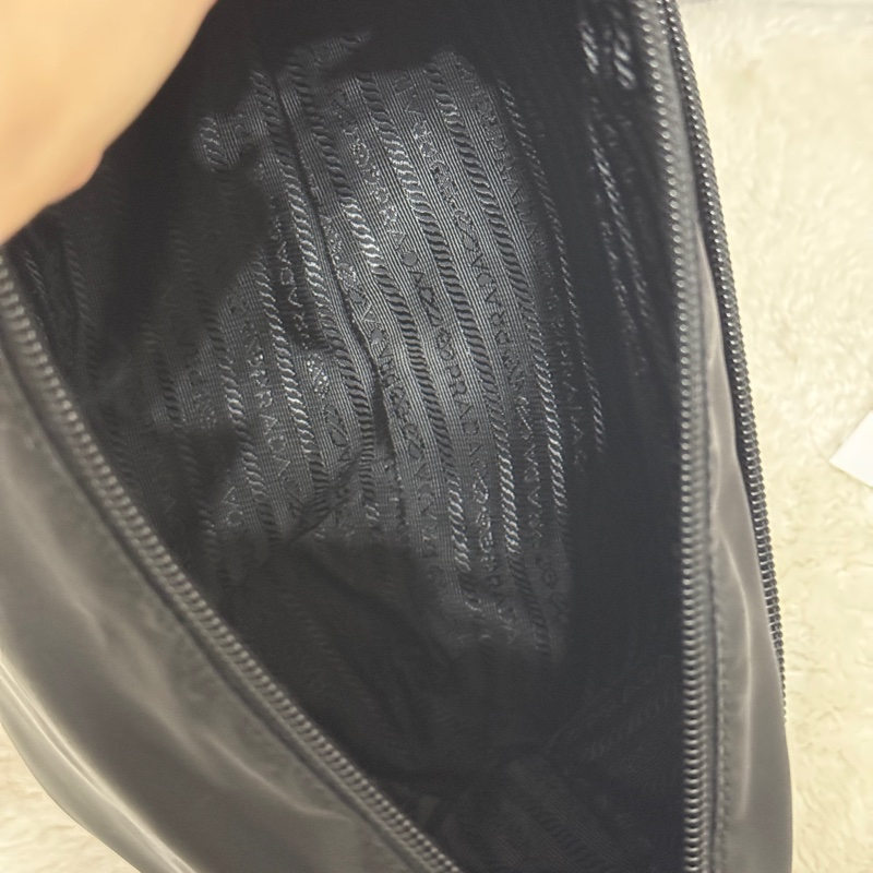 9新以上✨專櫃六萬🖤黑色prada尼龍郵差包 斜背包-18