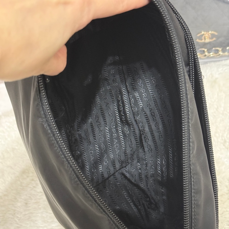 9新以上✨專櫃六萬🖤黑色prada尼龍郵差包 斜背包-19