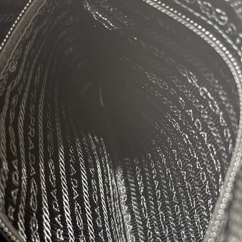 9新以上✨專櫃六萬🖤黑色prada尼龍郵差包 斜背包-20