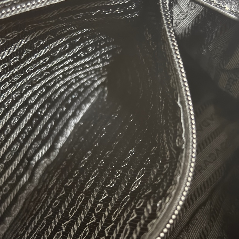 9新以上✨專櫃六萬🖤黑色prada尼龍郵差包 斜背包-21