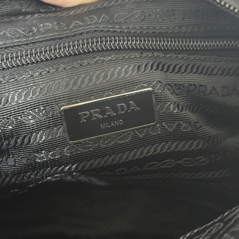 9新以上✨專櫃六萬🖤黑色prada尼龍郵差包 斜背包-23