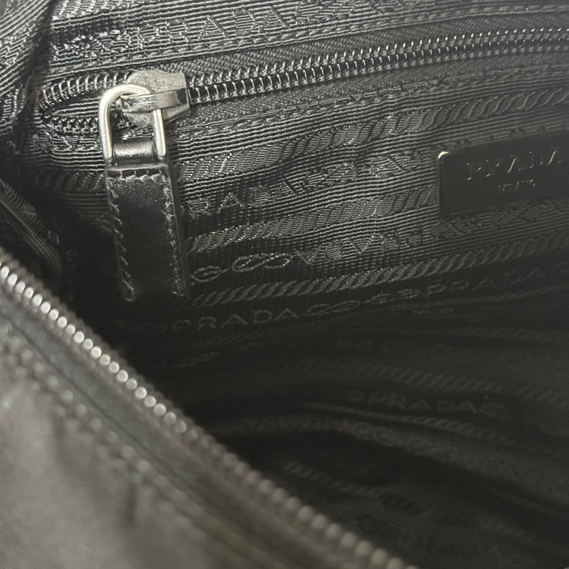 9新以上✨專櫃六萬🖤黑色prada尼龍郵差包 斜背包-24